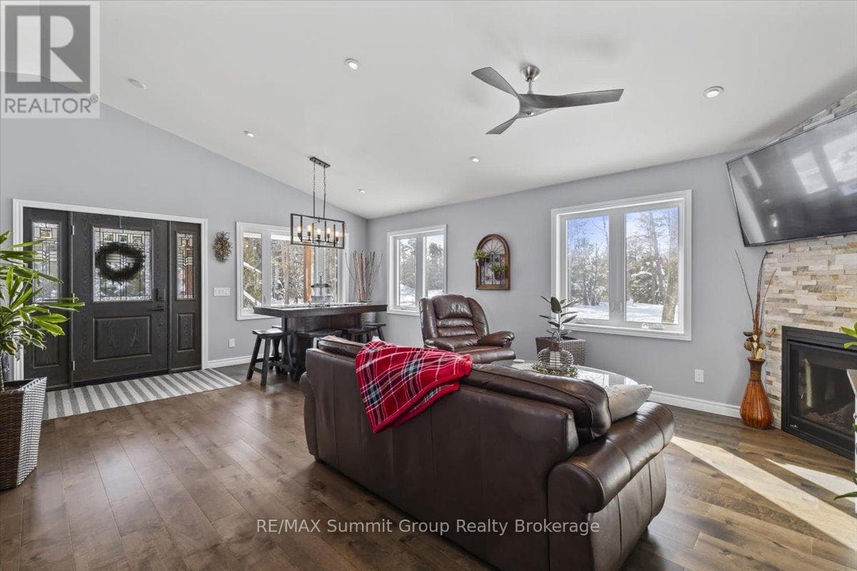135 CONFEDERATION DRIVE, OnePoint — photo 4