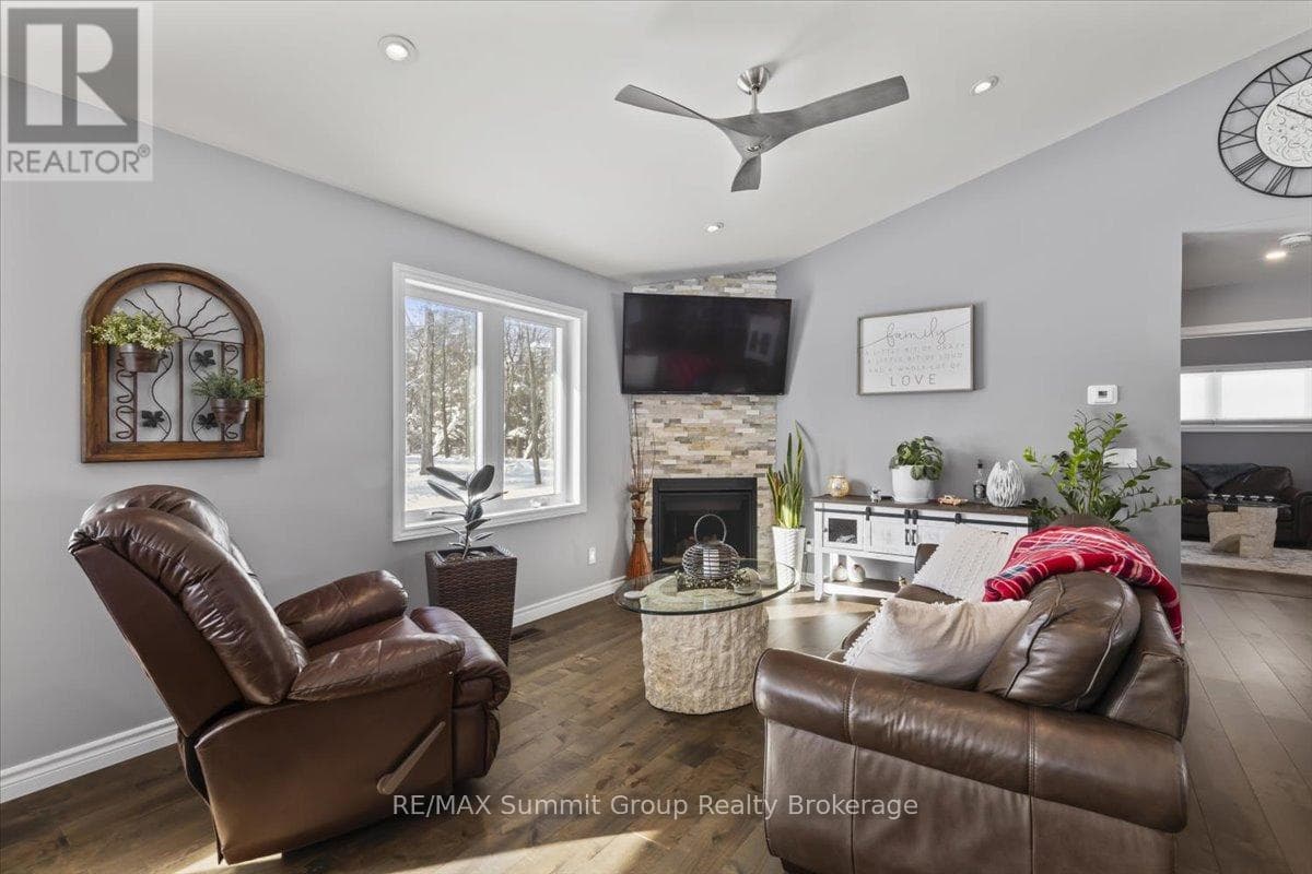 135 CONFEDERATION DRIVE, OnePoint — photo 5