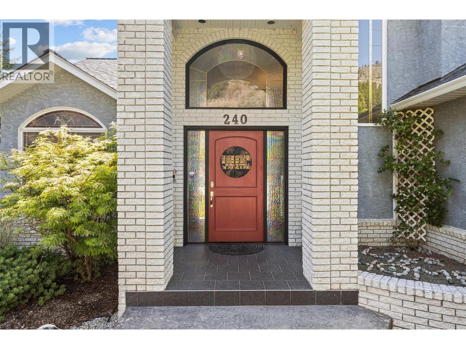 240 HERITAGE BOULEVARD, Interior REALTORS® — photo 4