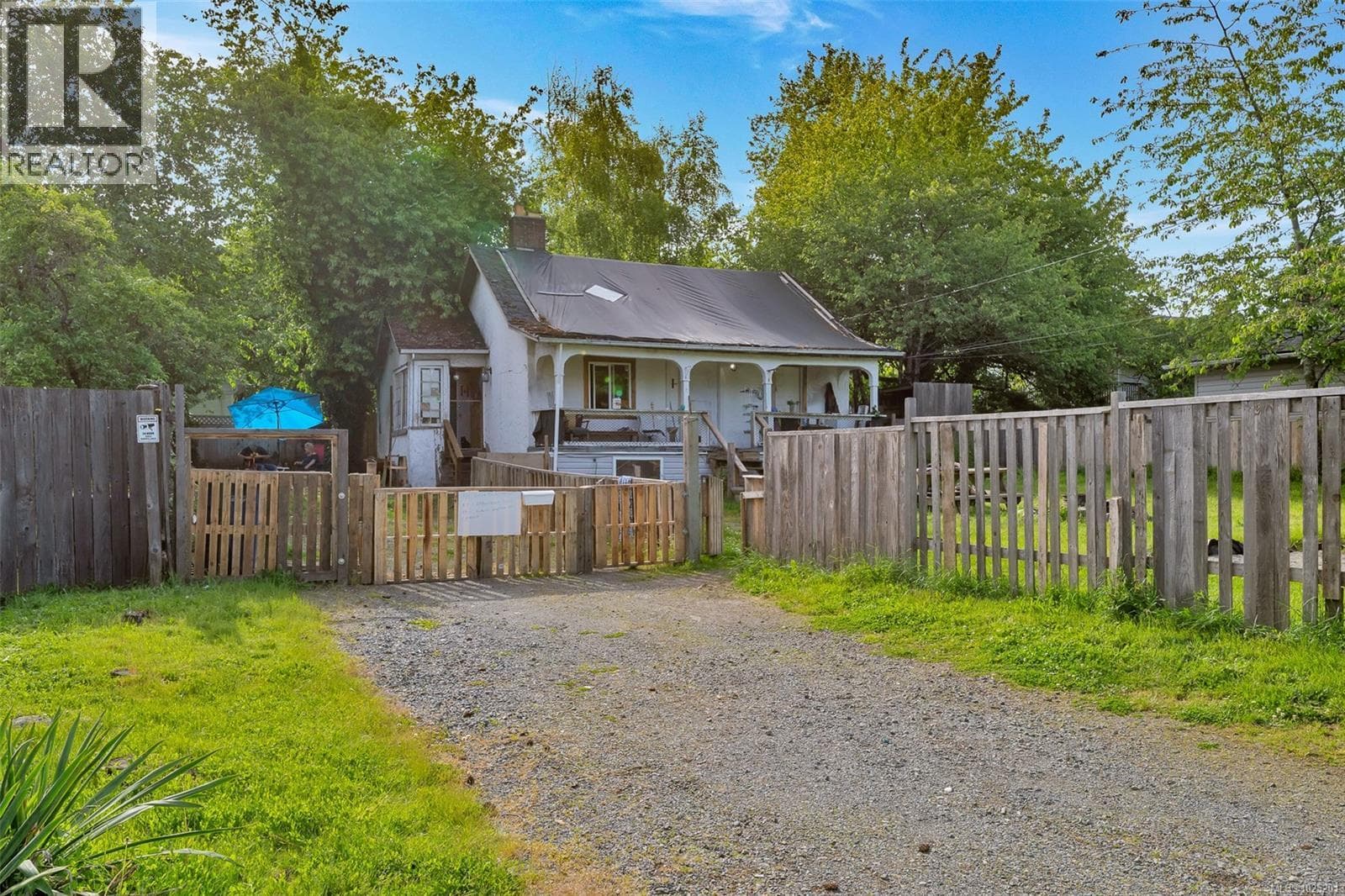 307 HOLLY AVENUE, Vancouver Island — photo 2
