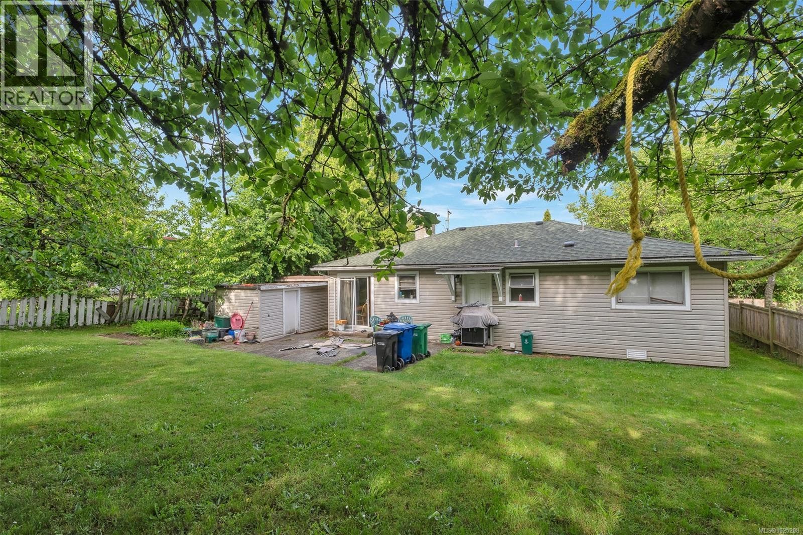 311 HOLLY AVENUE, Vancouver Island — photo 2