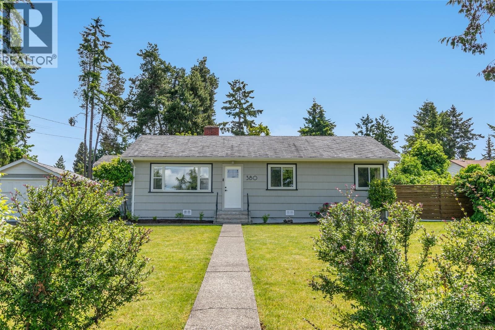 380 Hirst Ave W, Vancouver Island — photo 2