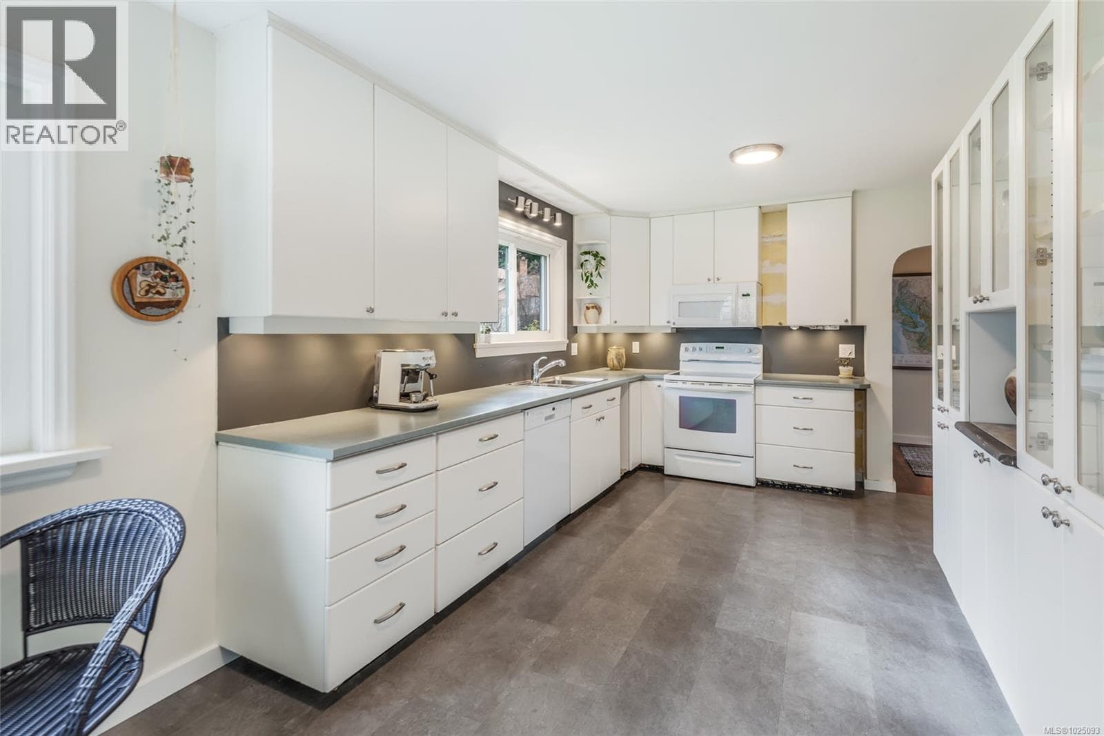 380 Hirst Ave W, Vancouver Island — photo 4