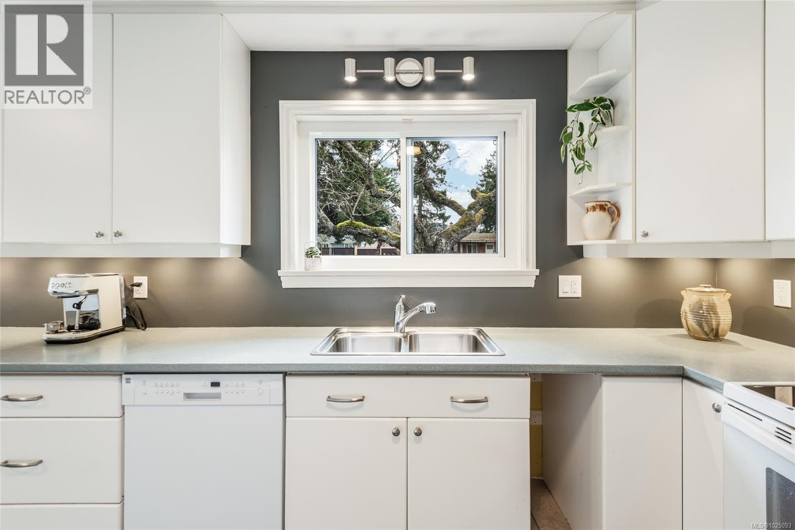 380 Hirst Ave W, Vancouver Island — photo 5