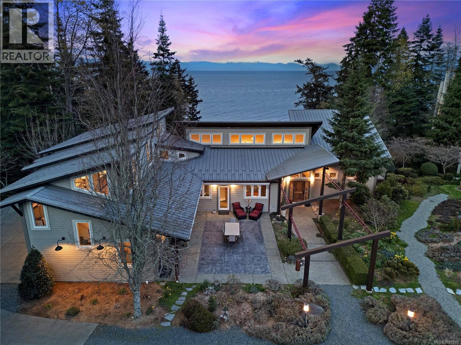 6520 EAGLES DRIVE, Vancouver Island — photo 3