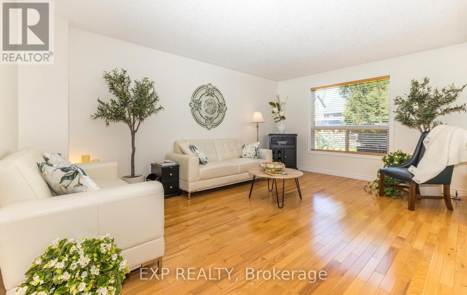 105 HAMPSON CRESCENT, Toronto — photo 3