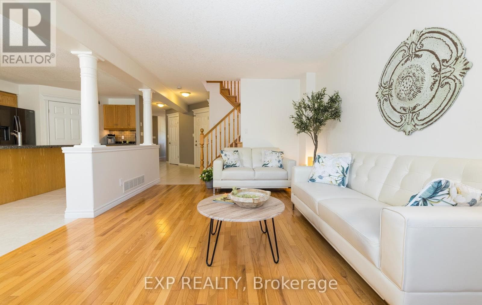 105 HAMPSON CRESCENT, Toronto — photo 4