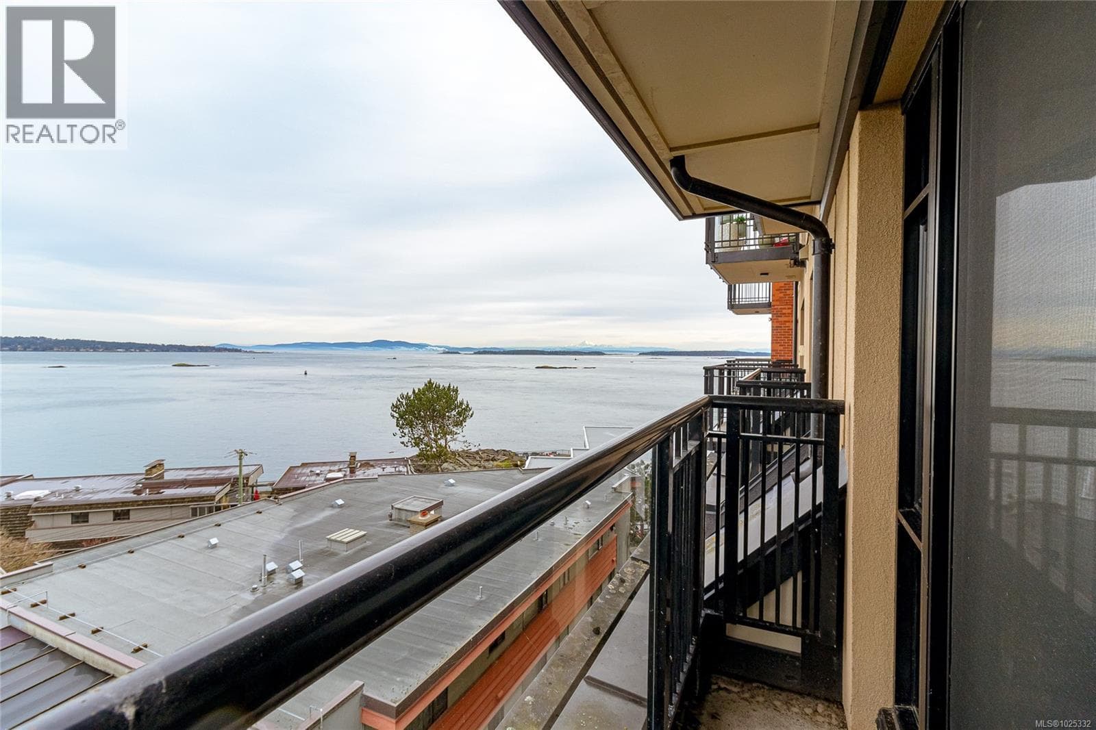 405 1175 Beach Dr, Victoria — photo 3