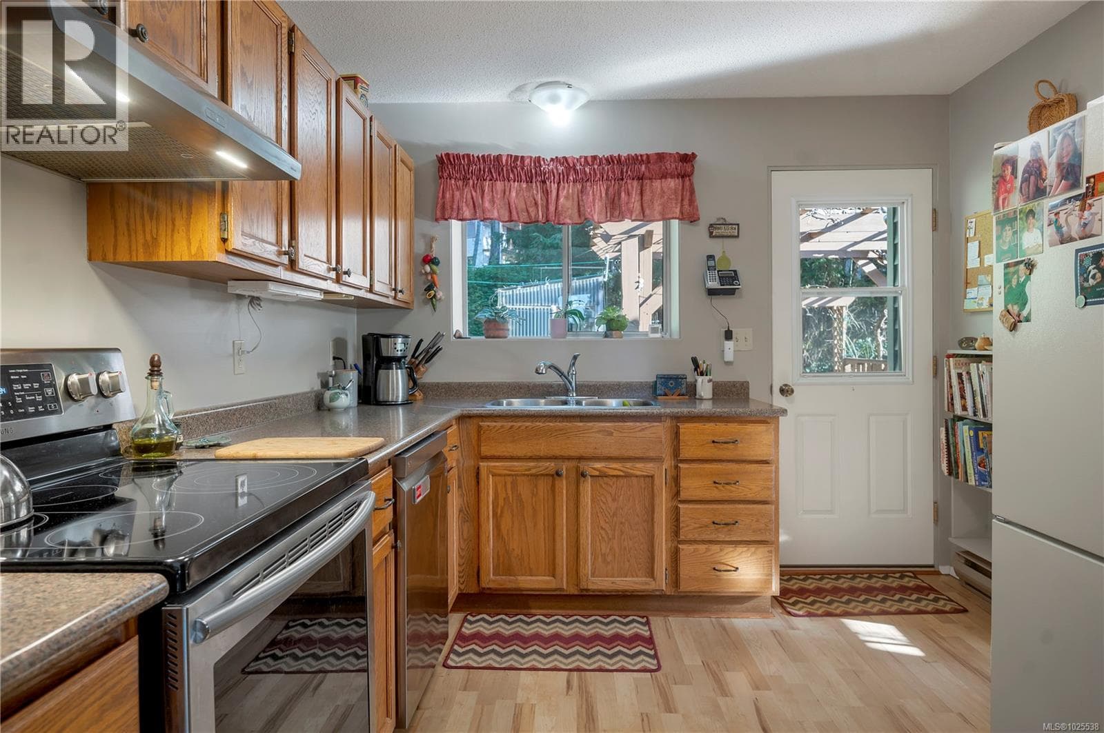 698 Plaza Rd, Vancouver Island — photo 2