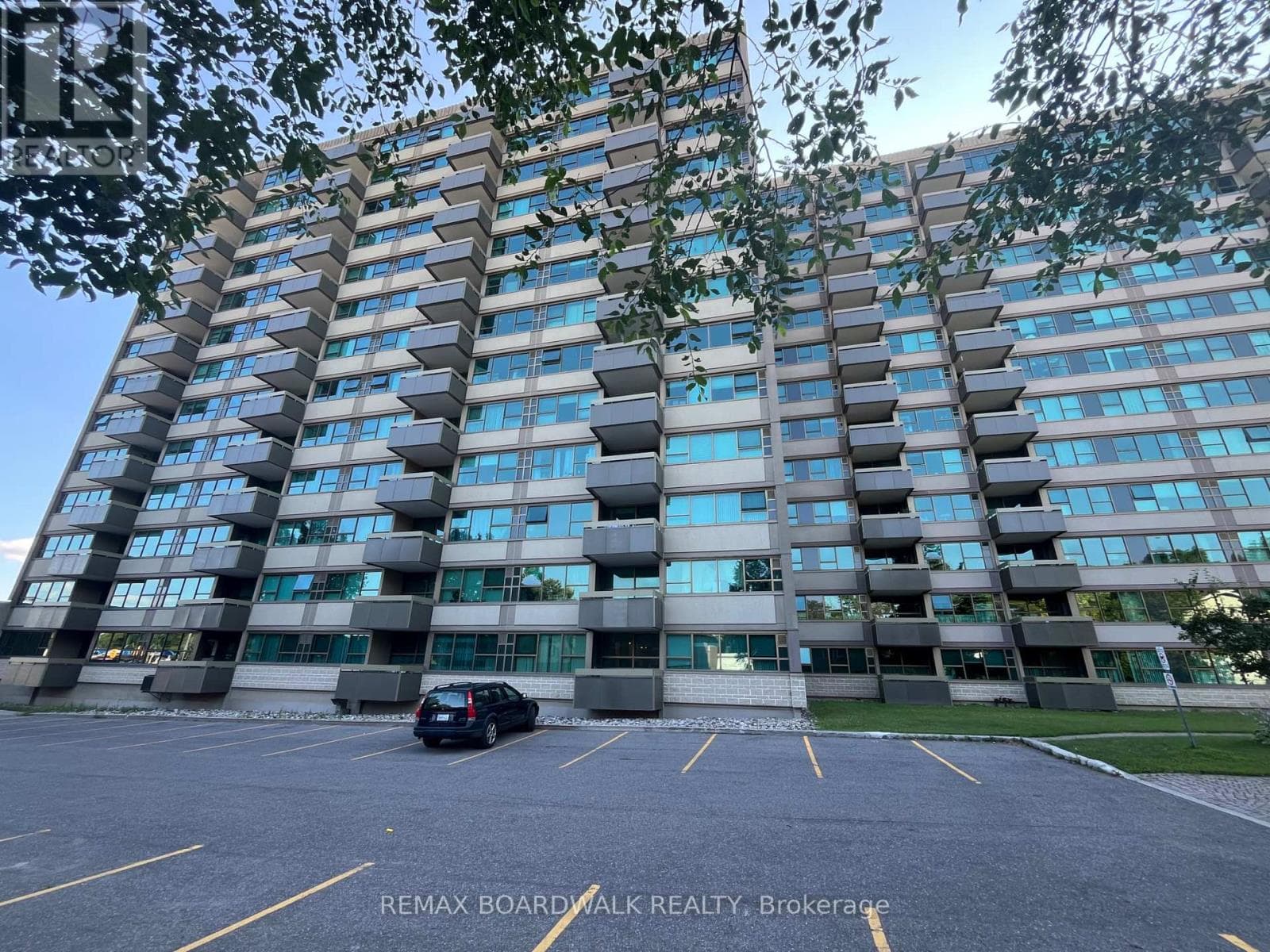 407 - 555 BRITTANY DRIVE in MANOR PARK