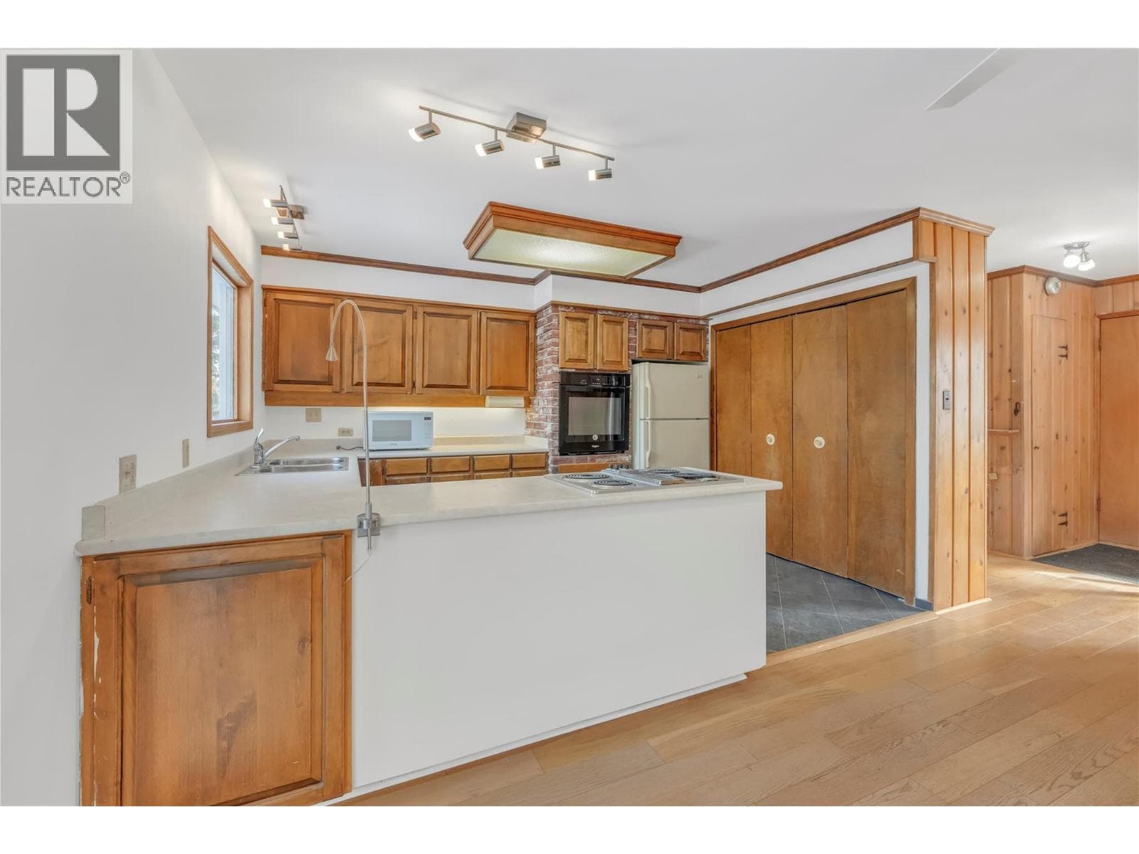 379 MAYNE Avenue, Interior REALTORS® — photo 2