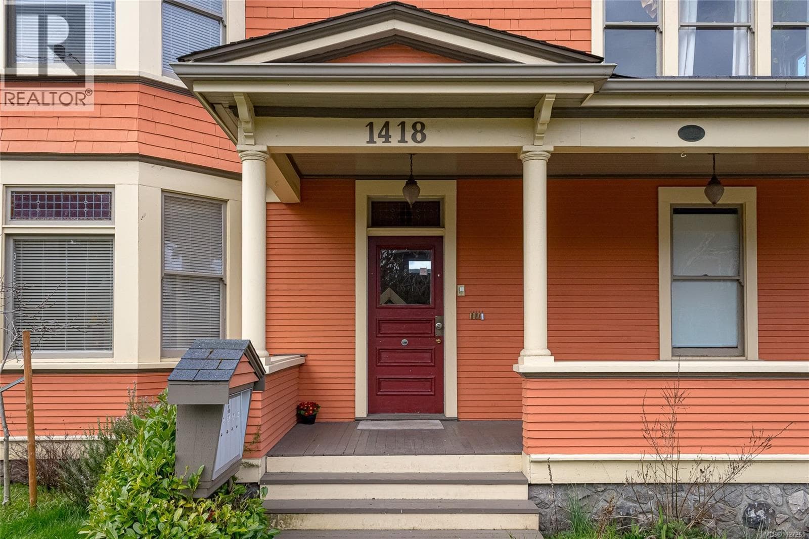 1418 FERNWOOD ROAD, Victoria — photo 3