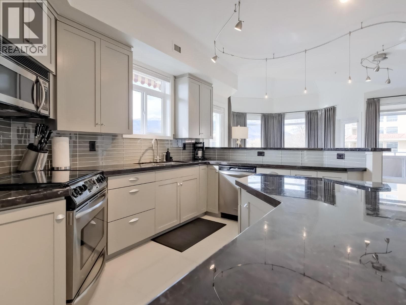 1088 SUNSET DRIVE UNIT 221, Interior REALTORS® — photo 3