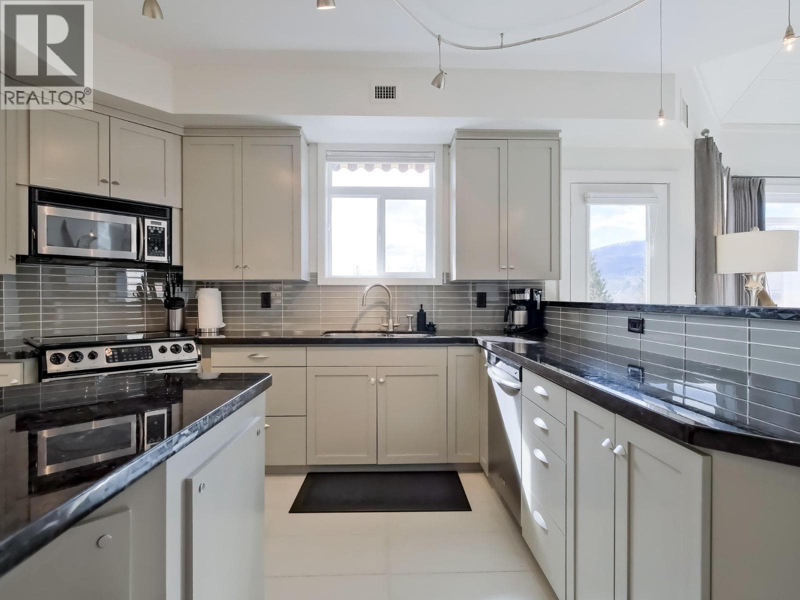 1088 SUNSET DRIVE UNIT 221, Interior REALTORS® — photo 5