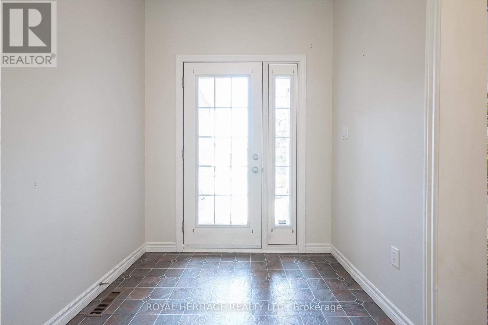 58 ELMDALE DRIVE, Central Lakes — photo 3