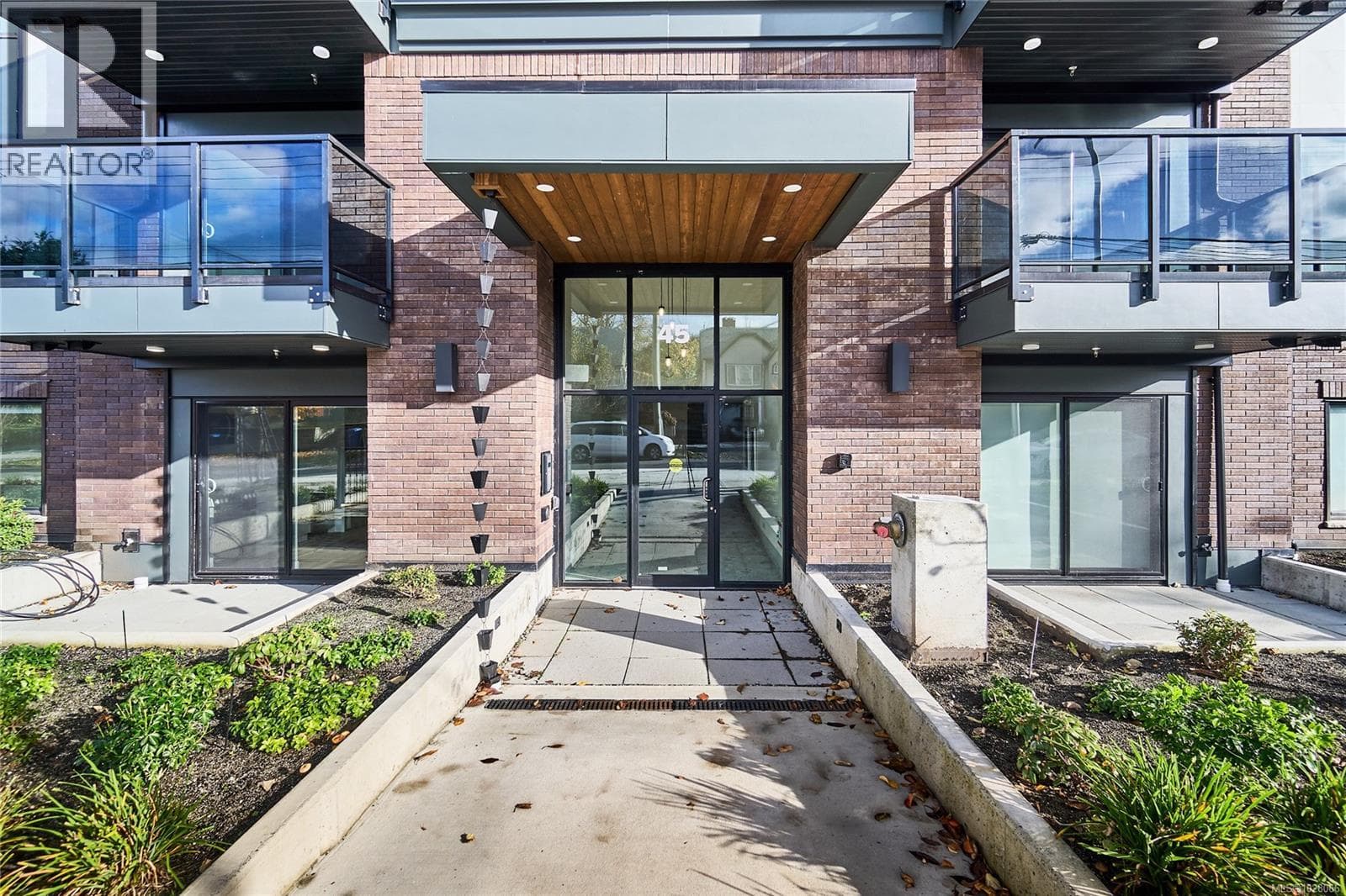 105 45 Haliburton St in Southend