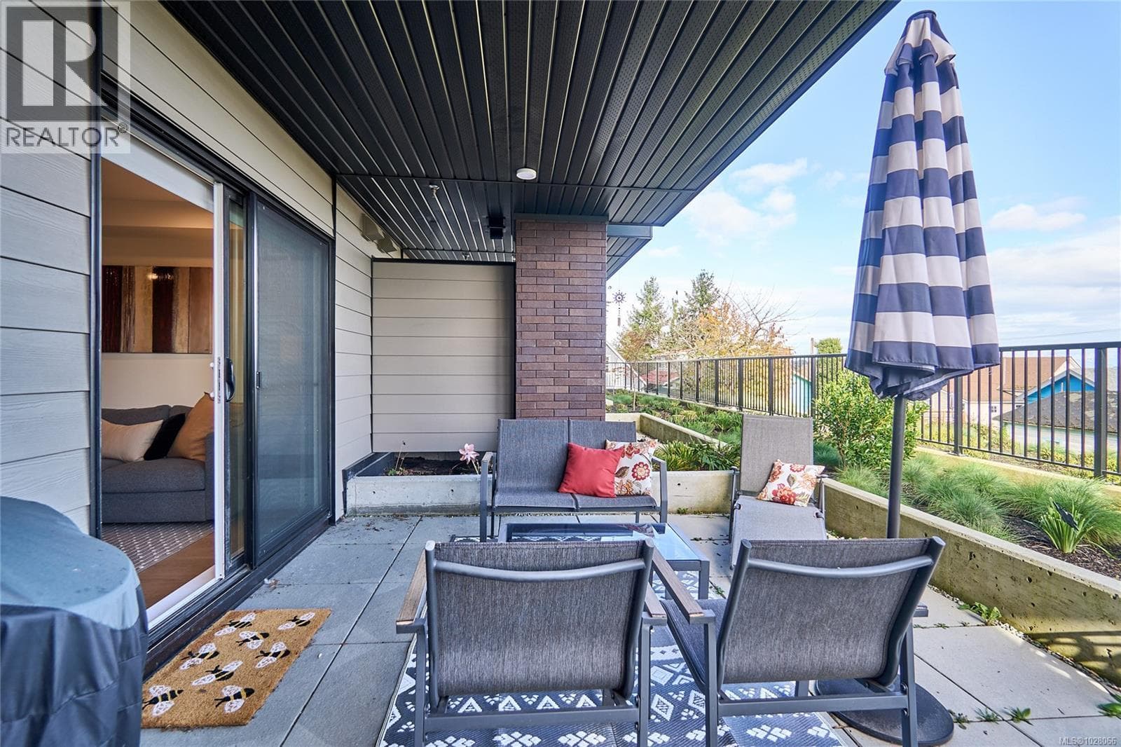 105 45 Haliburton St, Vancouver Island — photo 2