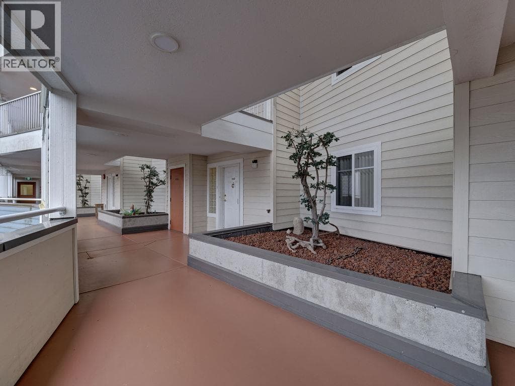103 5470 INLET AVENUE, Greater Vancouver — photo 2