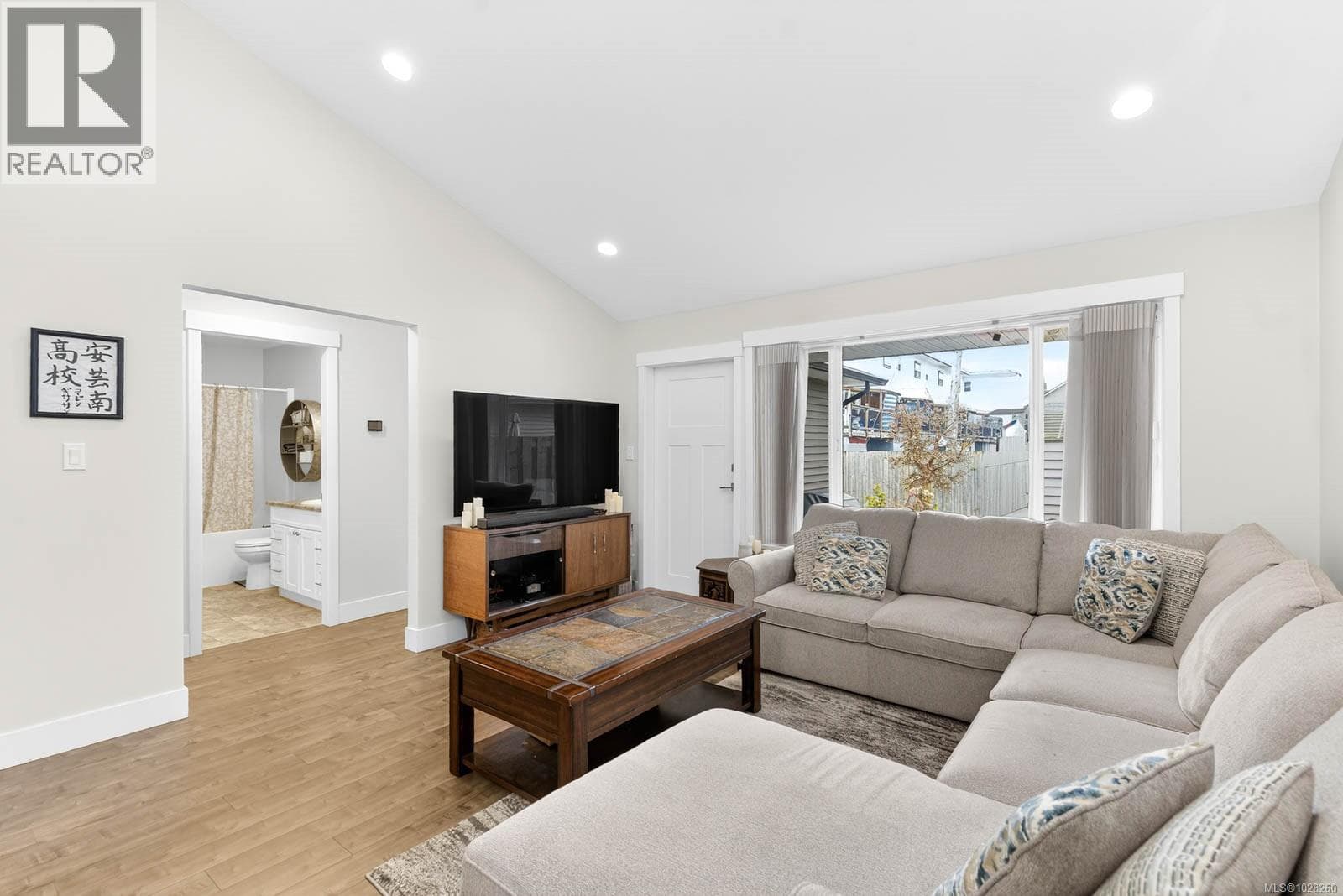 A 4626 Maitland St, Vancouver Island — photo 3