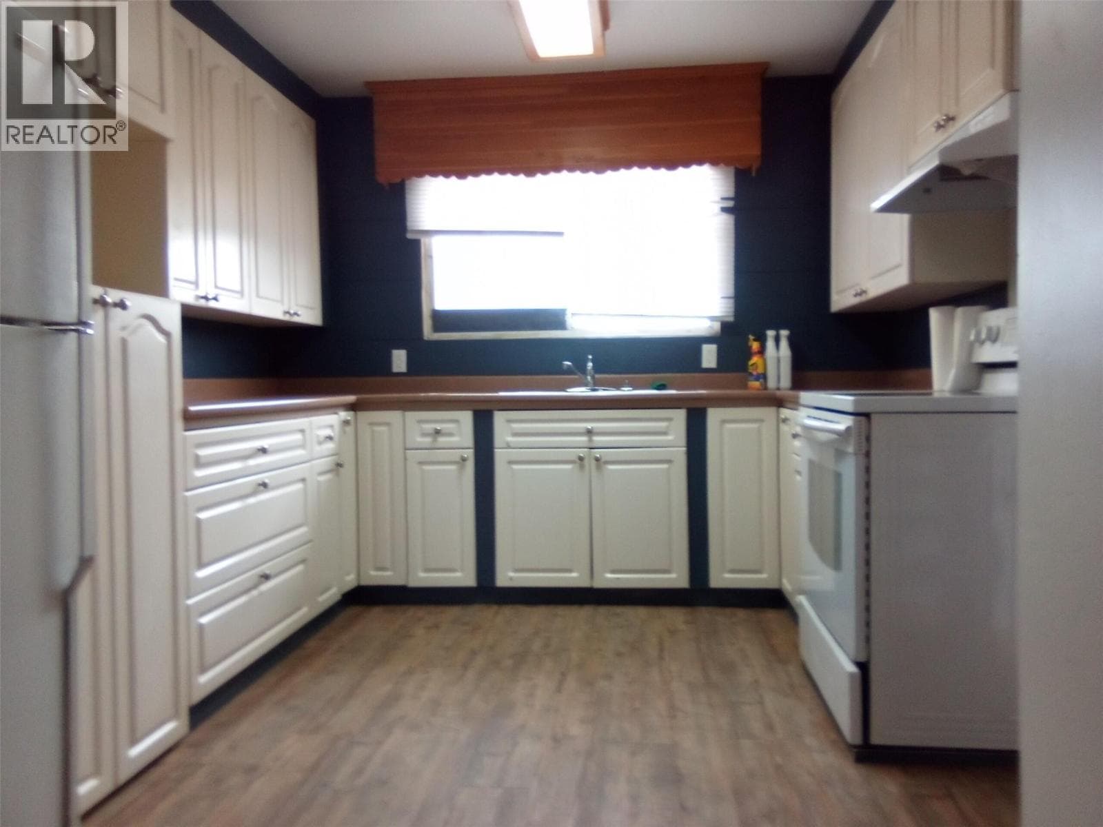1672 Douglas Street, Interior REALTORS® — photo 2