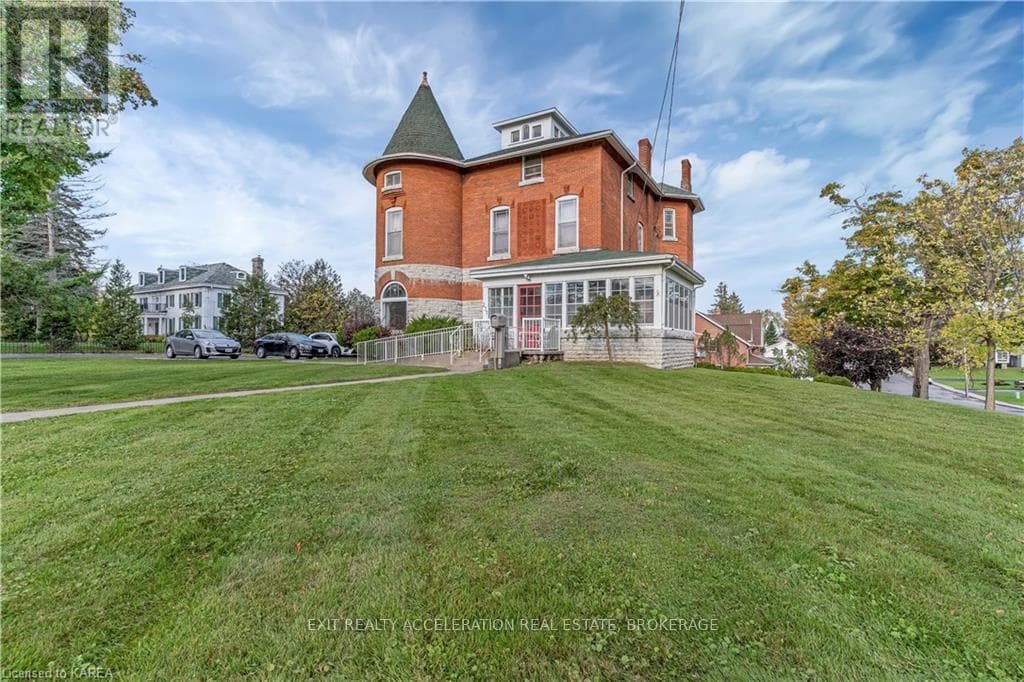 231 DUNDAS STREET W in 