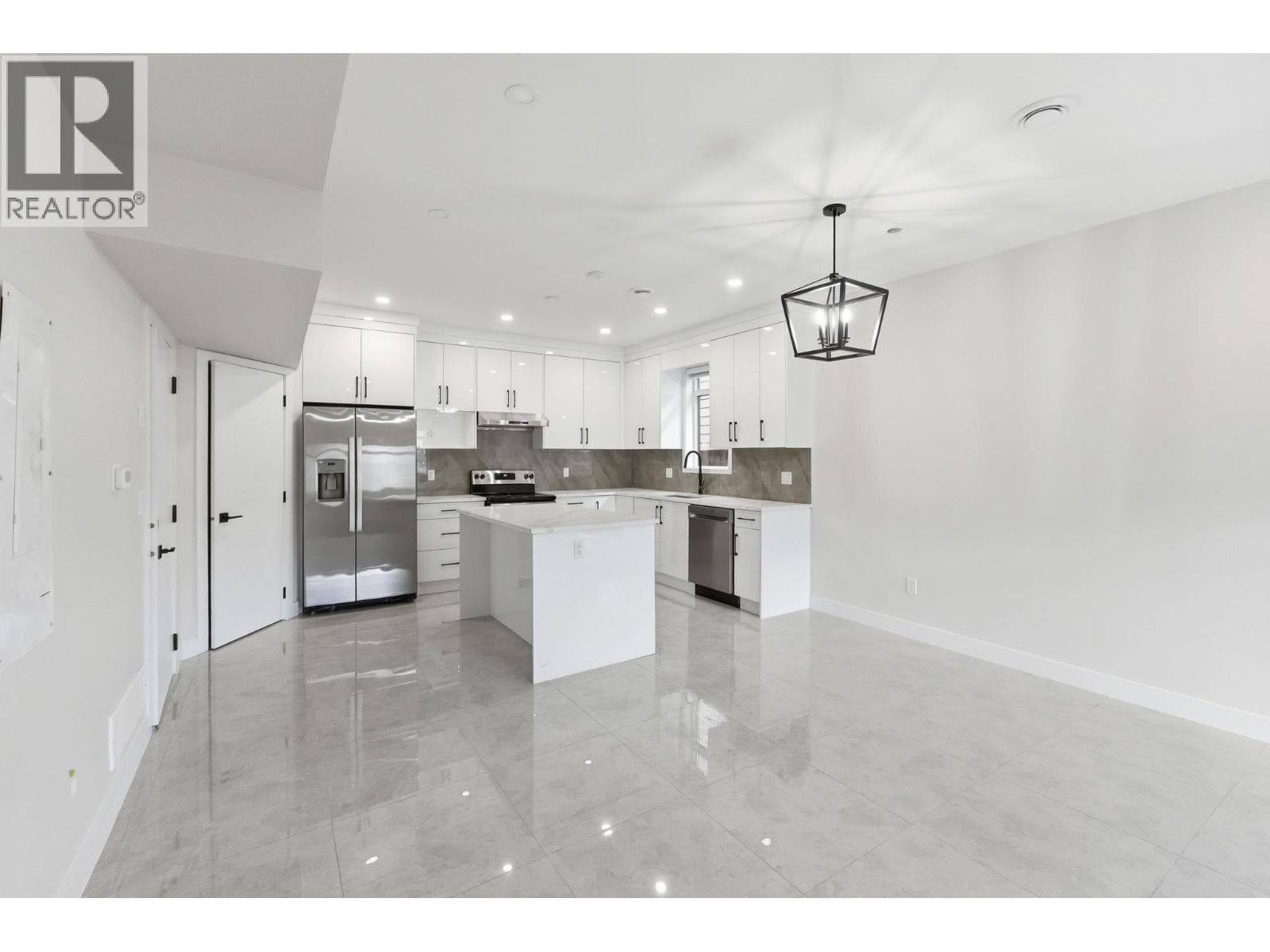 4 722 COOPLAND CRESCENT, Interior REALTORS® — photo 3