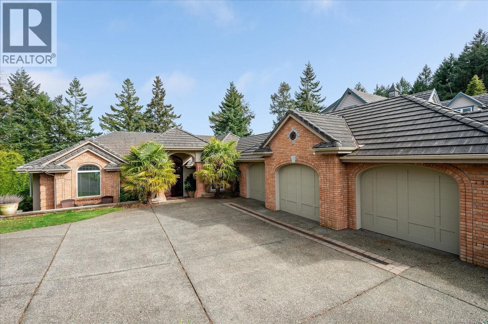2450 Ainsley Pl, Vancouver Island — photo 3