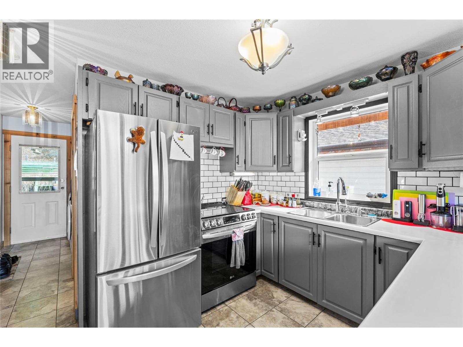 7241 ESTATE DRIVE, Interior REALTORS® — photo 4