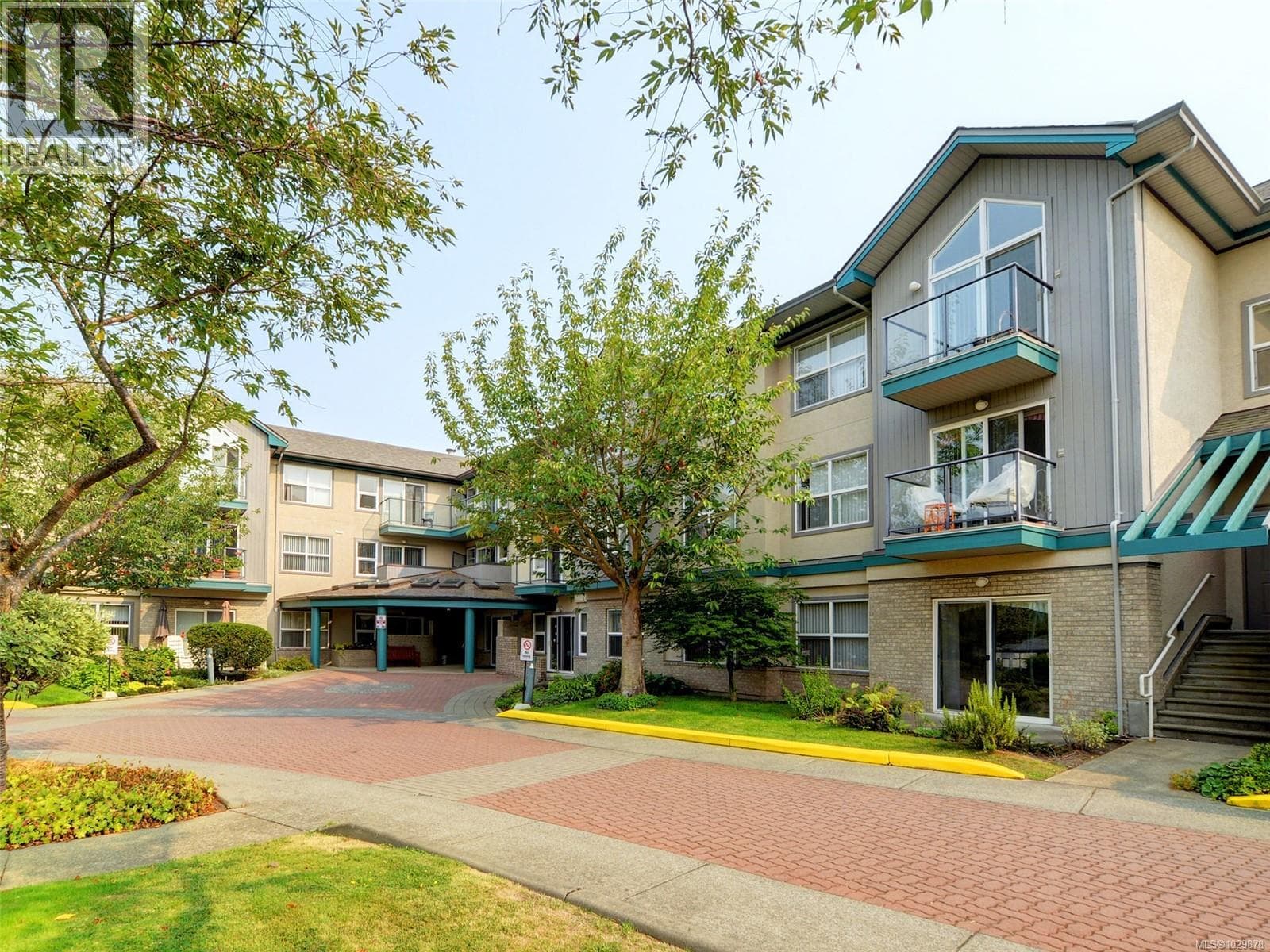 202 1485 Garnet Rd, Victoria — photo 3