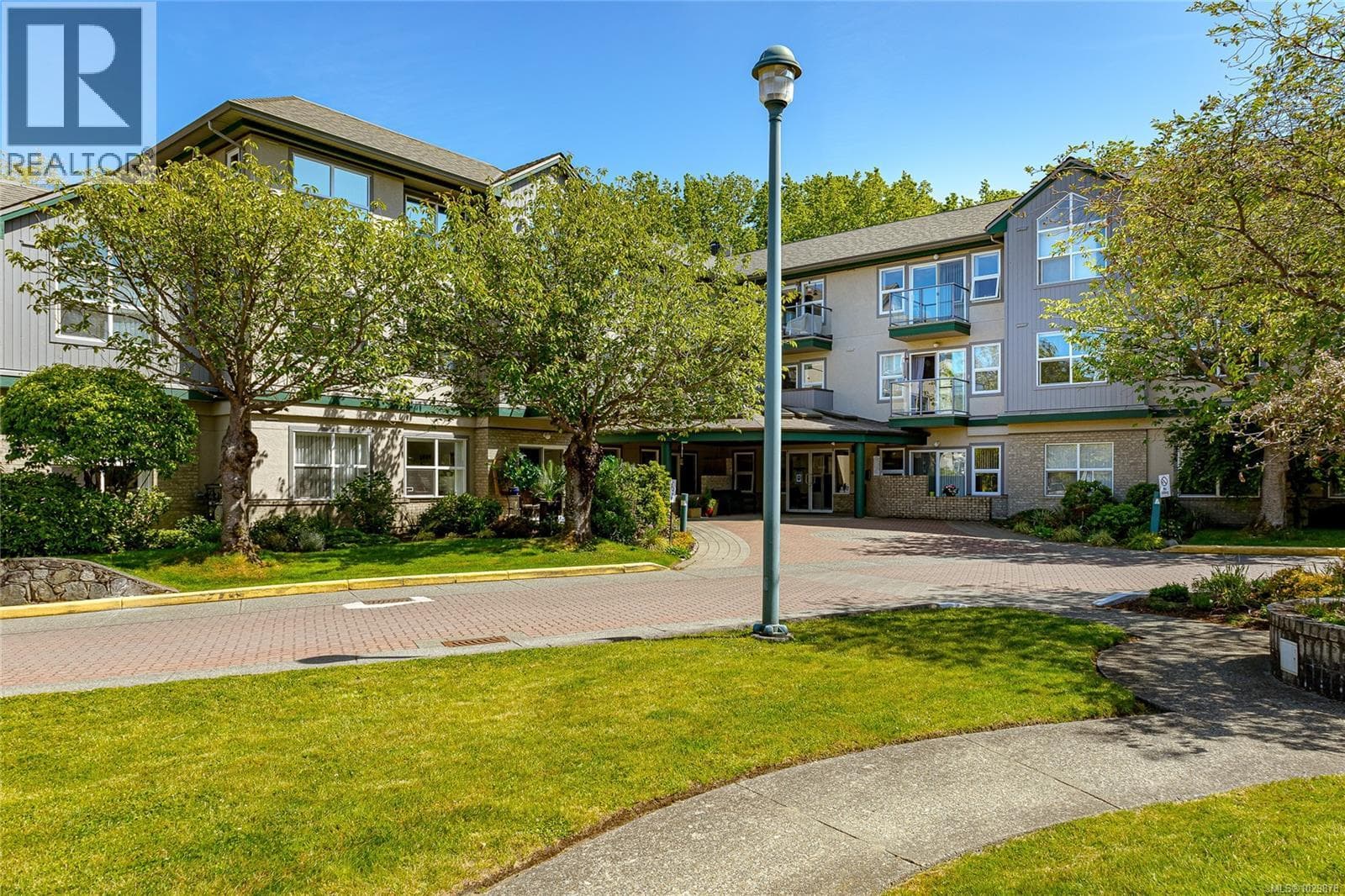 202 1485 Garnet Rd, Victoria — photo 4