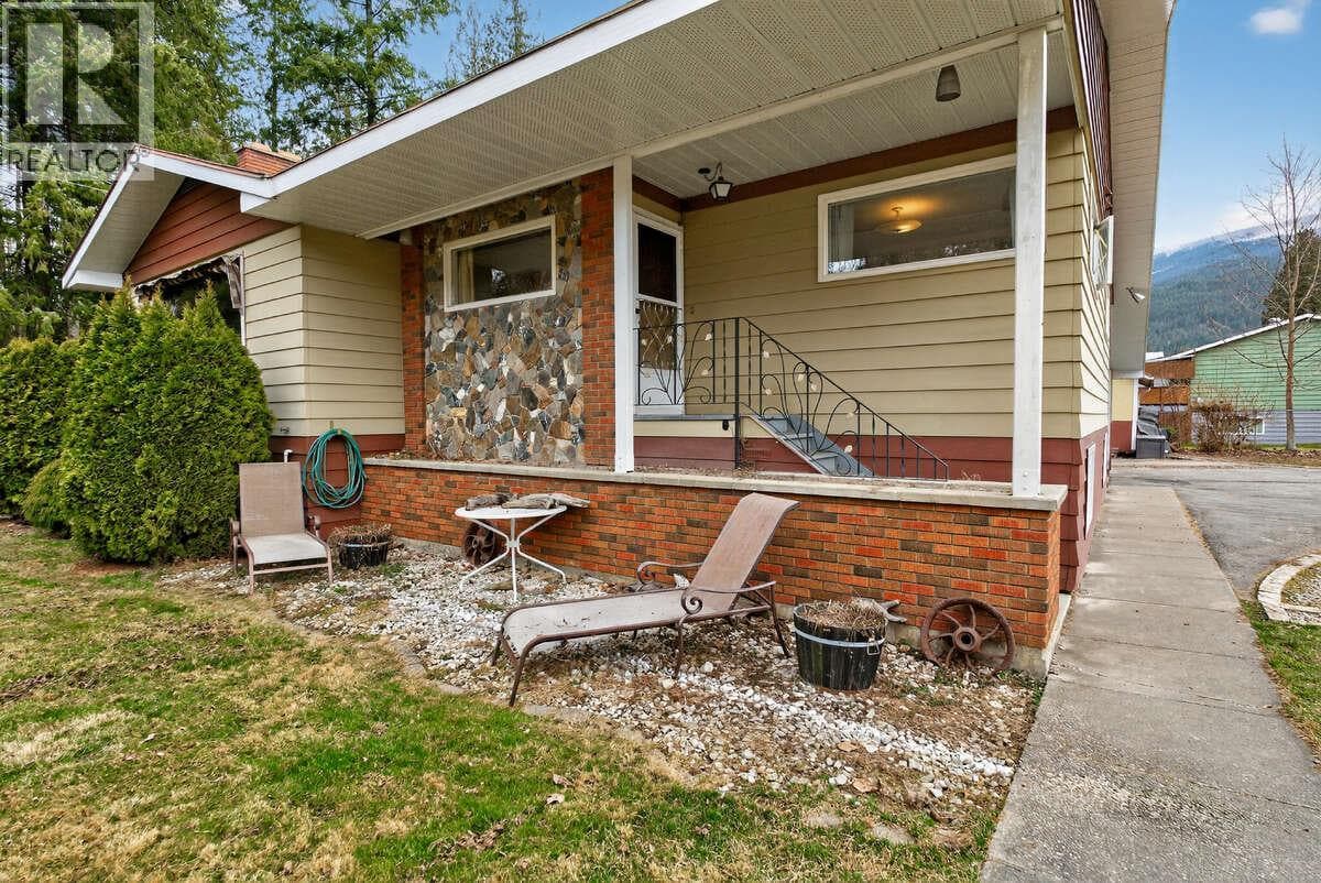502 Pine Street, Interior REALTORS® — photo 3