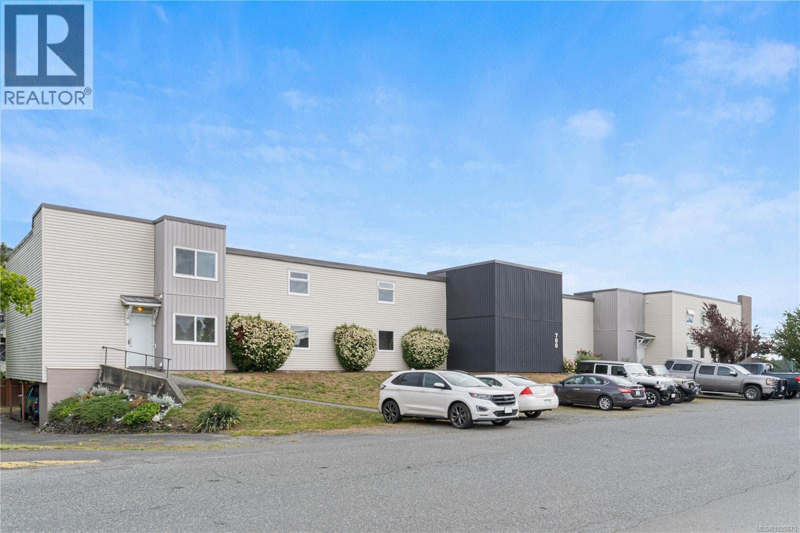 700 POPLAR STREET, Vancouver Island — photo 2