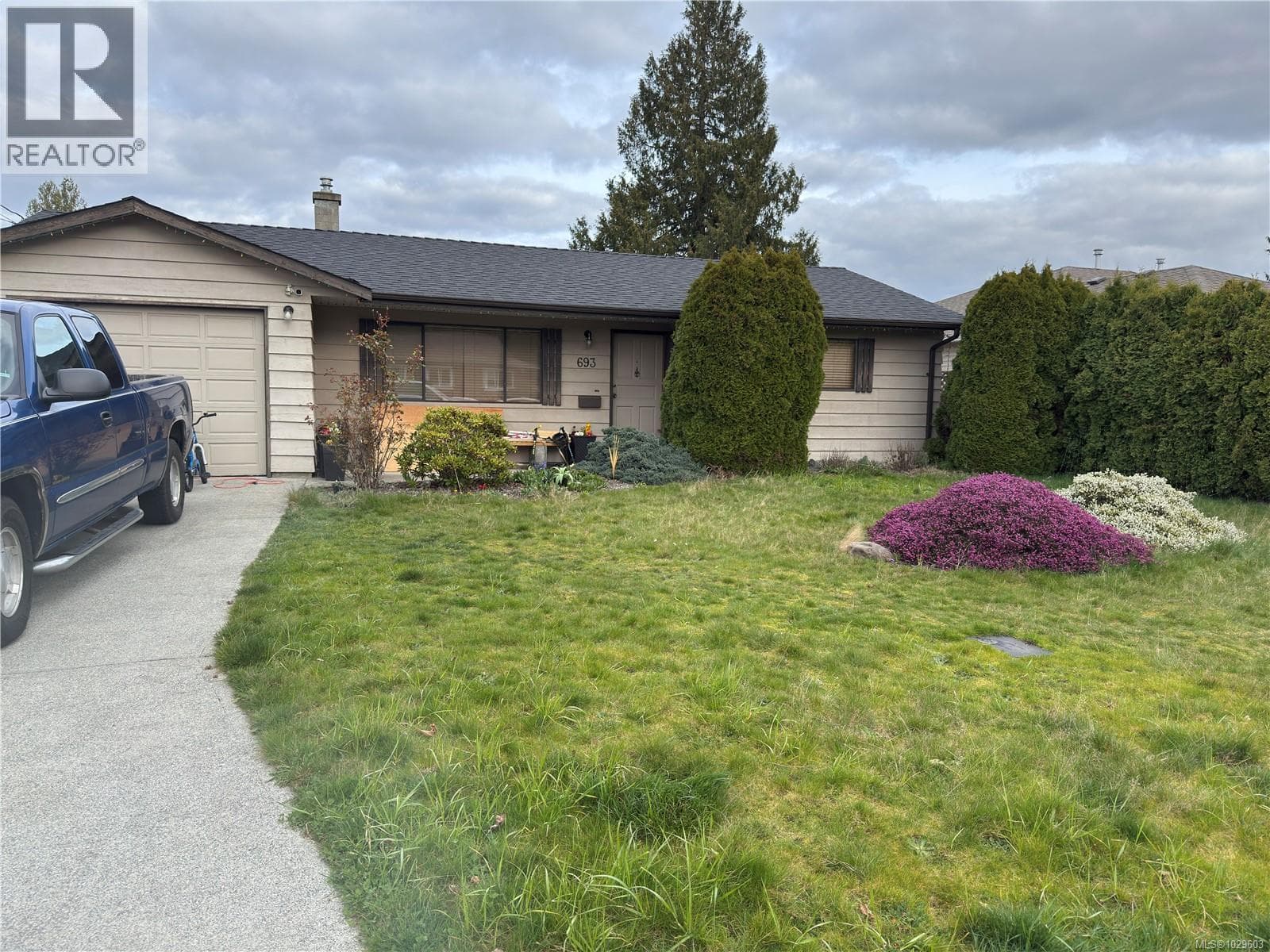 693 Wedgewood Cres in 