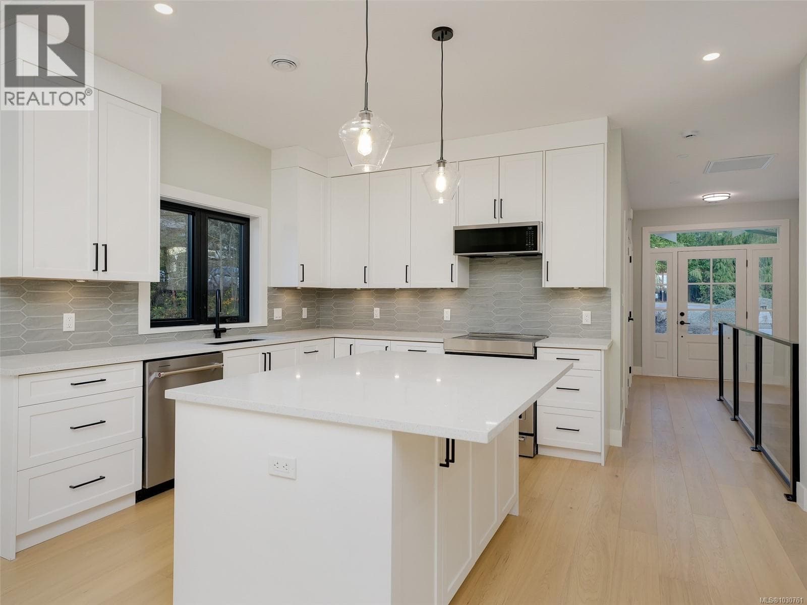 10950 Chalet Rd, Victoria — photo 2