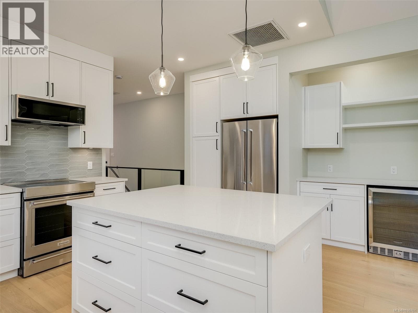 10950 Chalet Rd, Victoria — photo 3