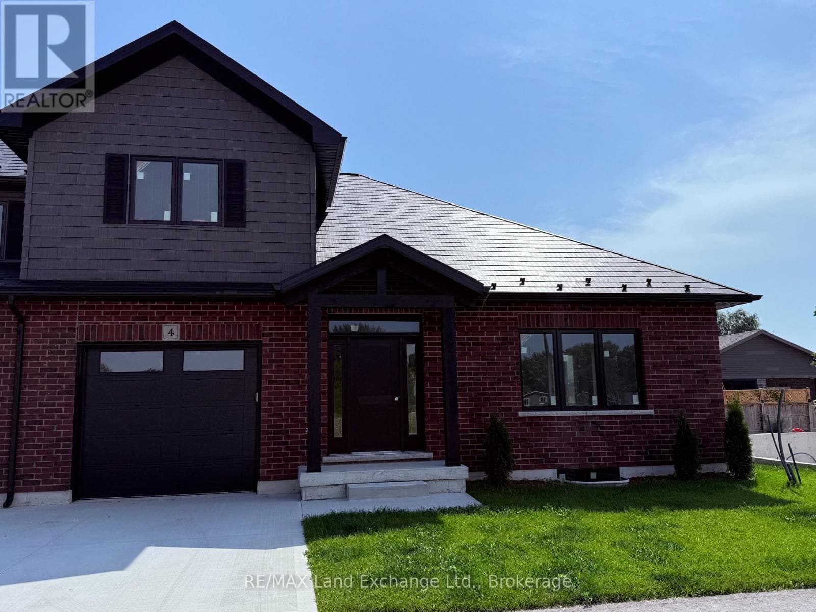 UNIT 4 - 8 GOLF LINKS ROAD in 