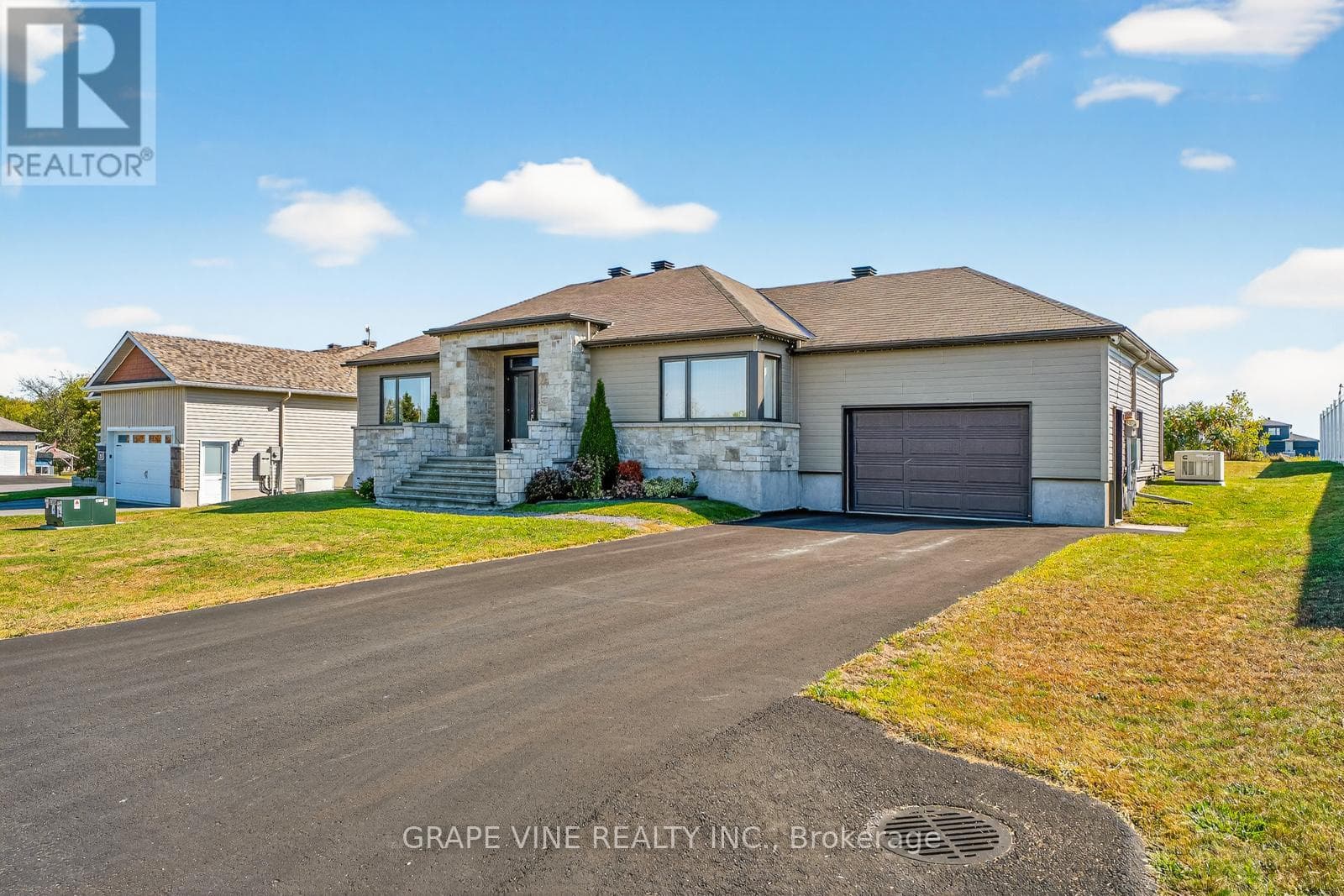 18 CALCO CRESCENT, Ottawa — photo 2