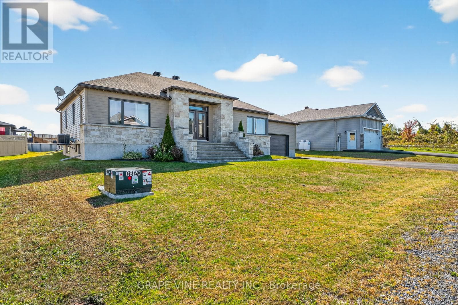 18 CALCO CRESCENT, Ottawa — photo 3