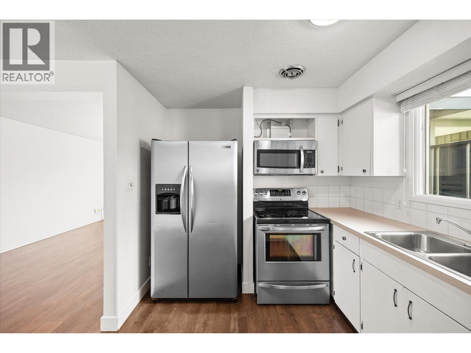 746 RAYMER AVENUE, Interior REALTORS® — photo 3