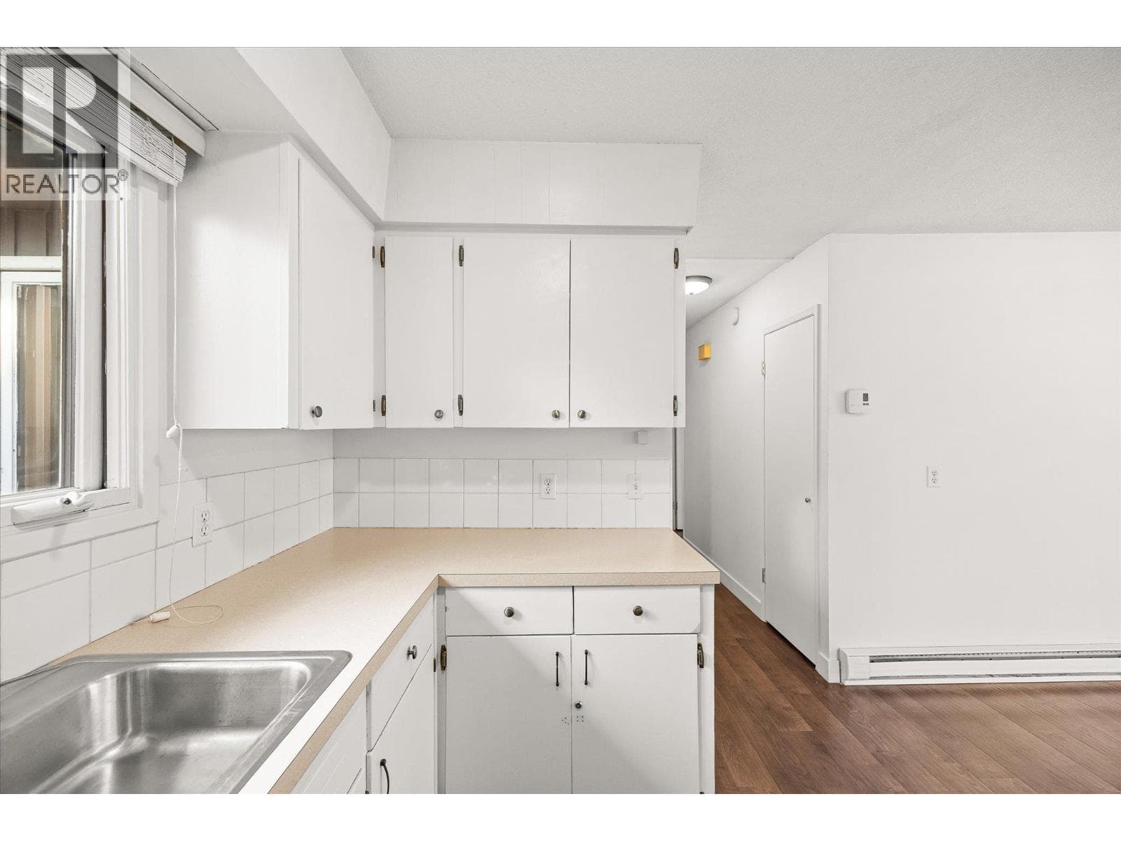 746 RAYMER AVENUE, Interior REALTORS® — photo 4
