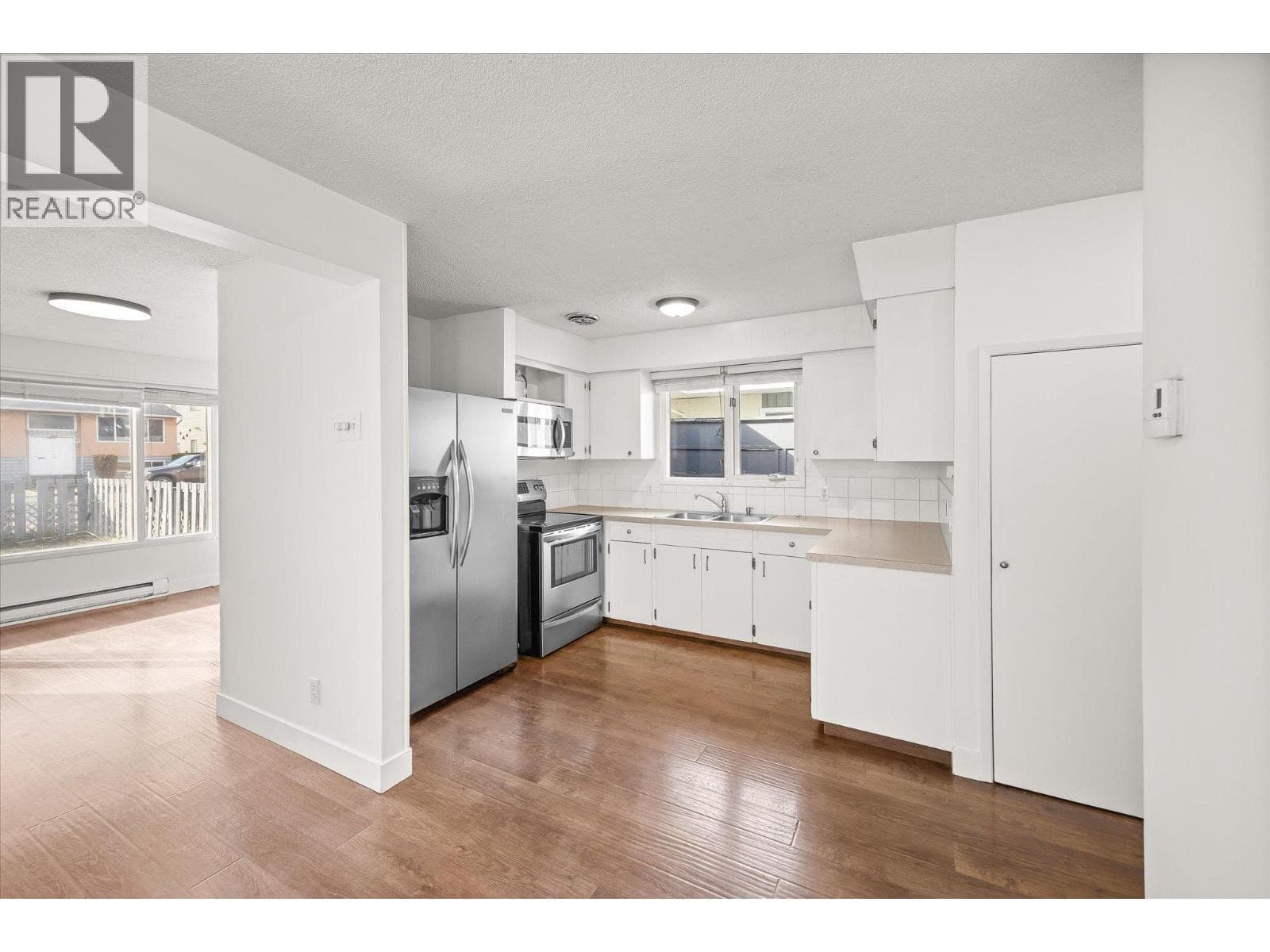 746 RAYMER AVENUE, Interior REALTORS® — photo 2
