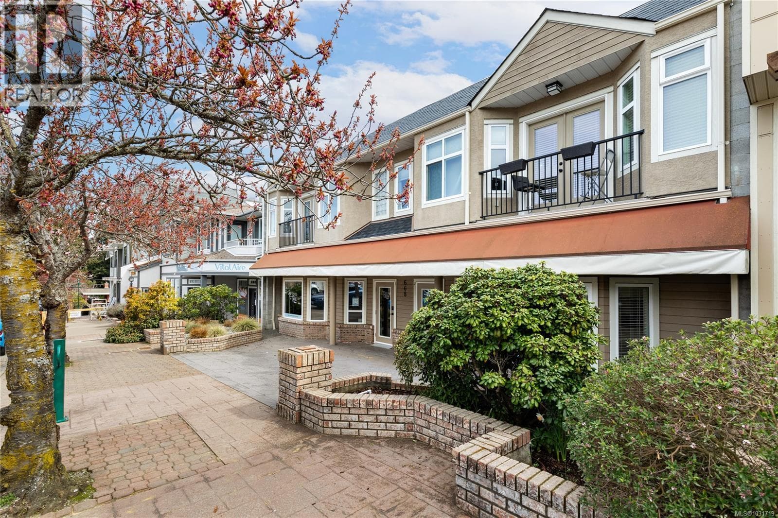 4 668 Beach Rd in 