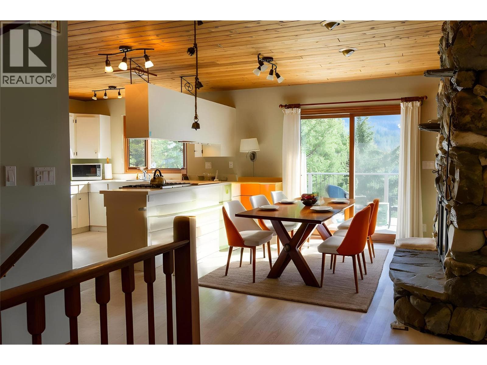 1920 Lakeview Drive, Interior REALTORS® — photo 5