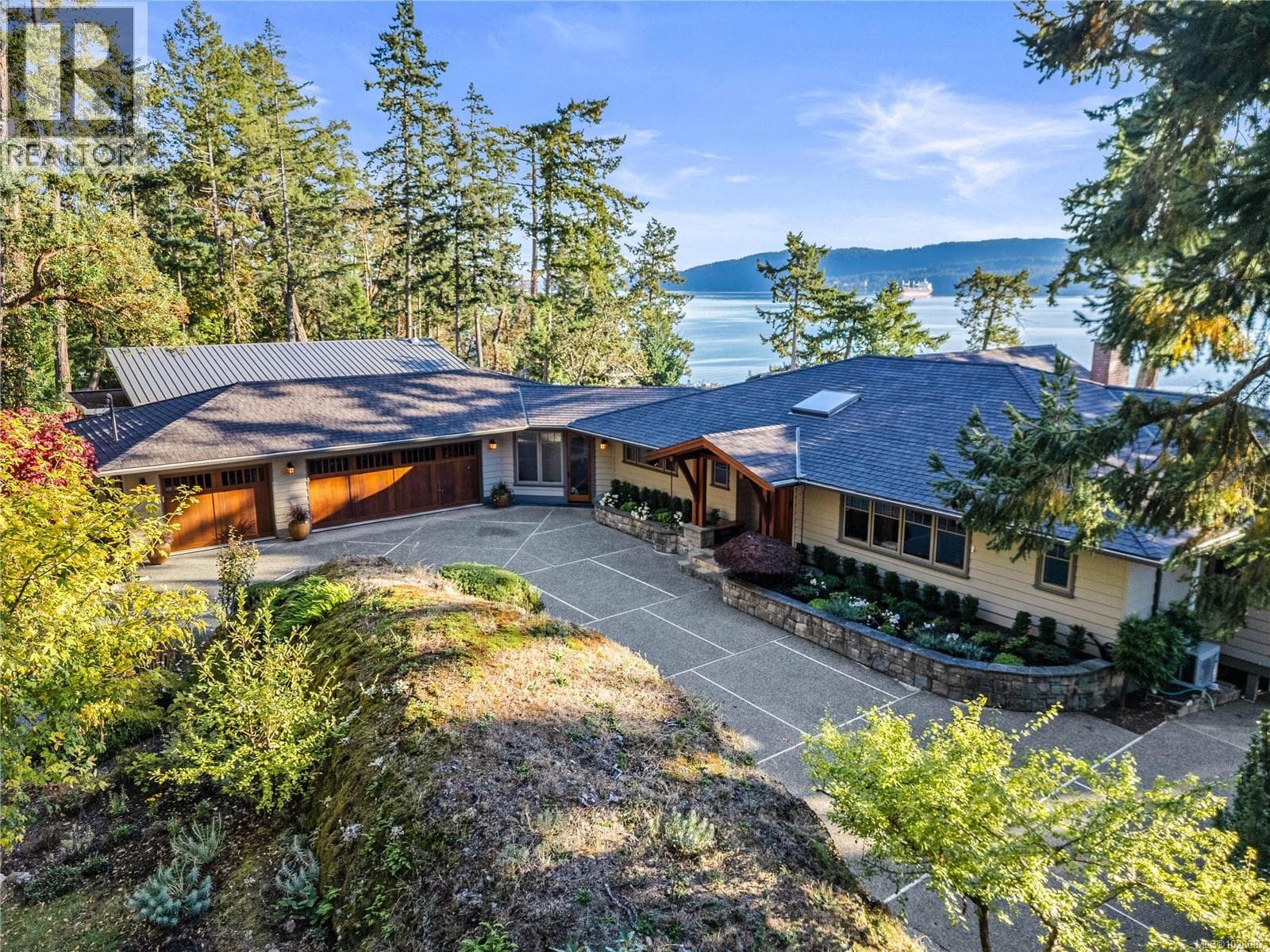 220 Scott Point Dr in 