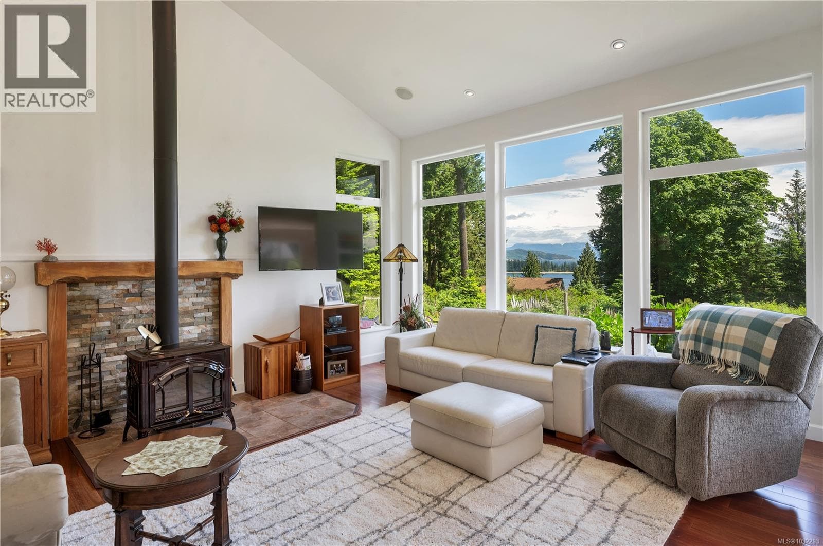 620 VALPY ROAD, Vancouver Island — photo 2
