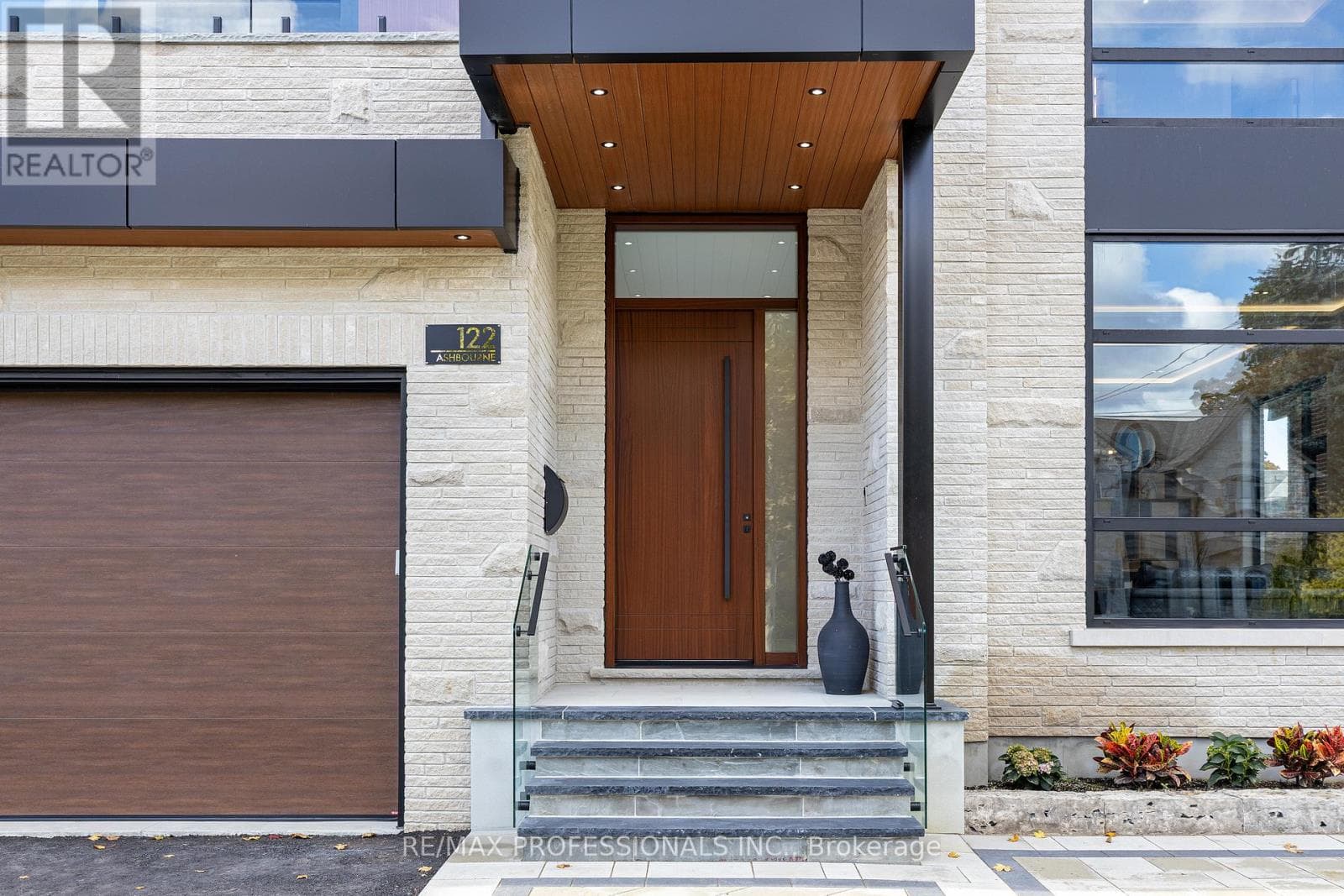 122 ASHBOURNE DRIVE, Toronto — photo 3
