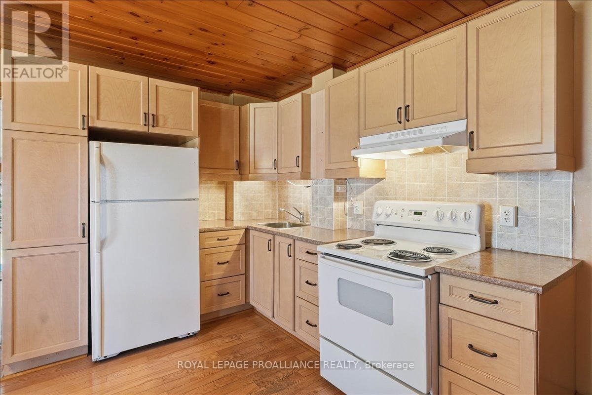 211 COLBORNE STREET, Central Lakes — photo 4