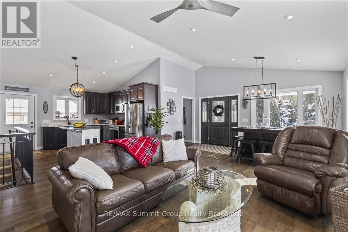 135 CONFEDERATION DRIVE, OnePoint — photo 3