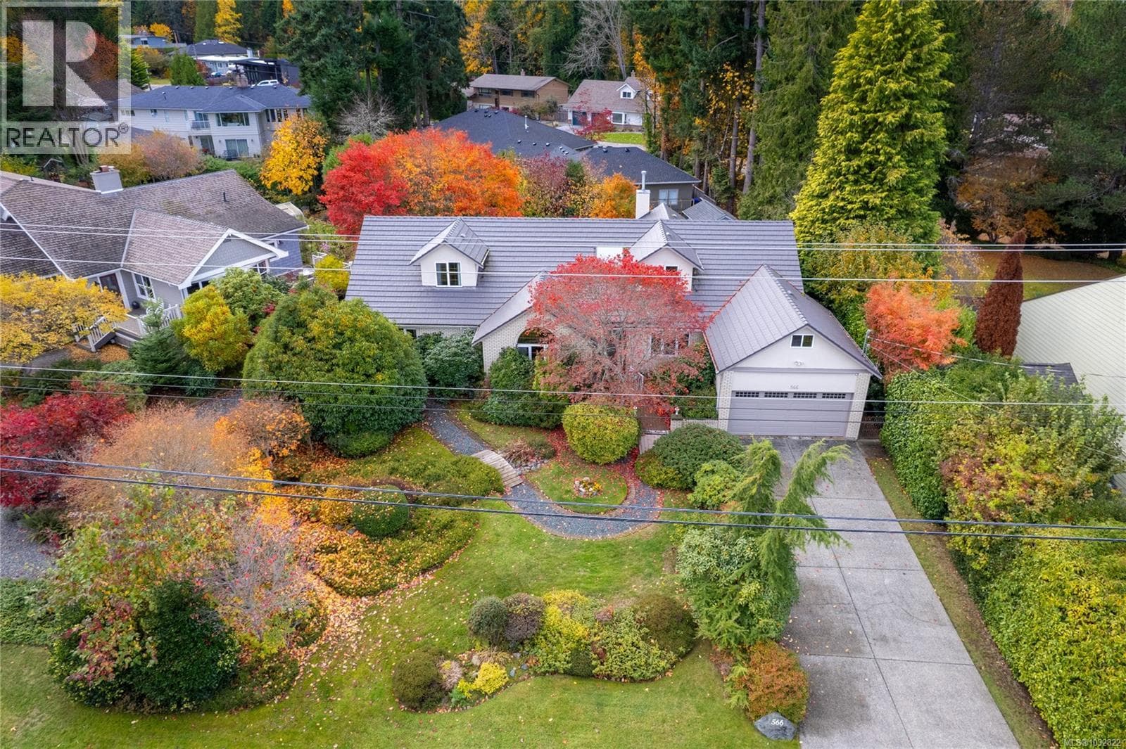 566 Crescent Rd W, Vancouver Island — photo 3