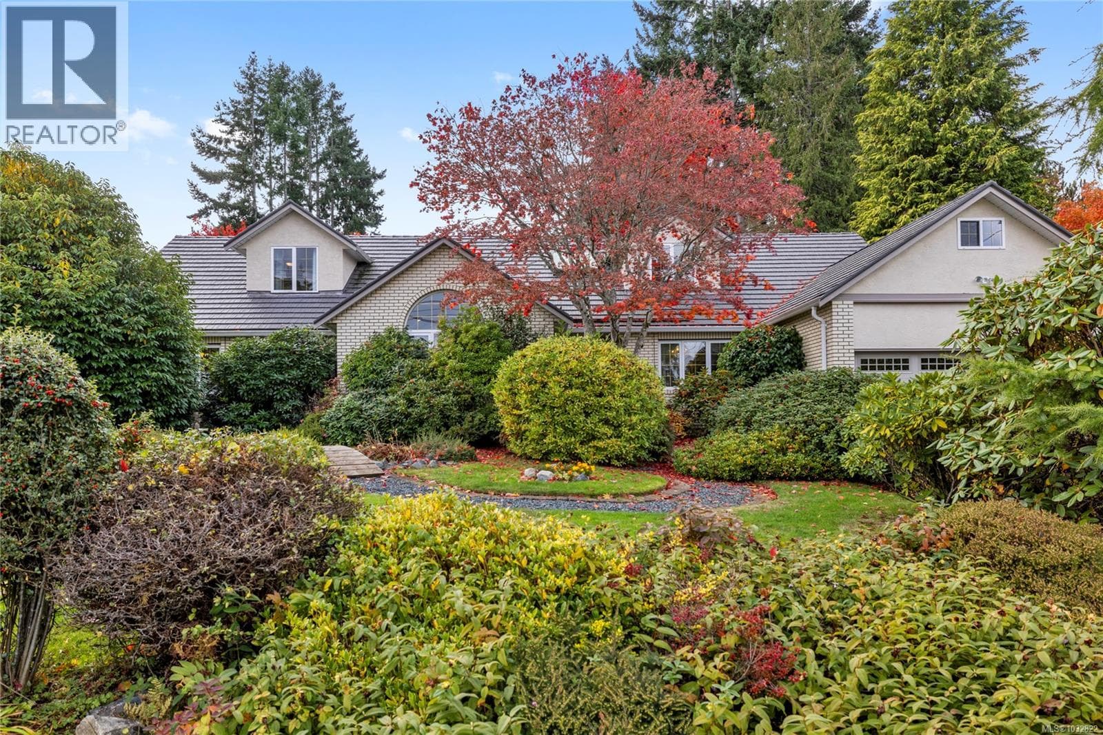 566 Crescent Rd W, Vancouver Island — photo 4